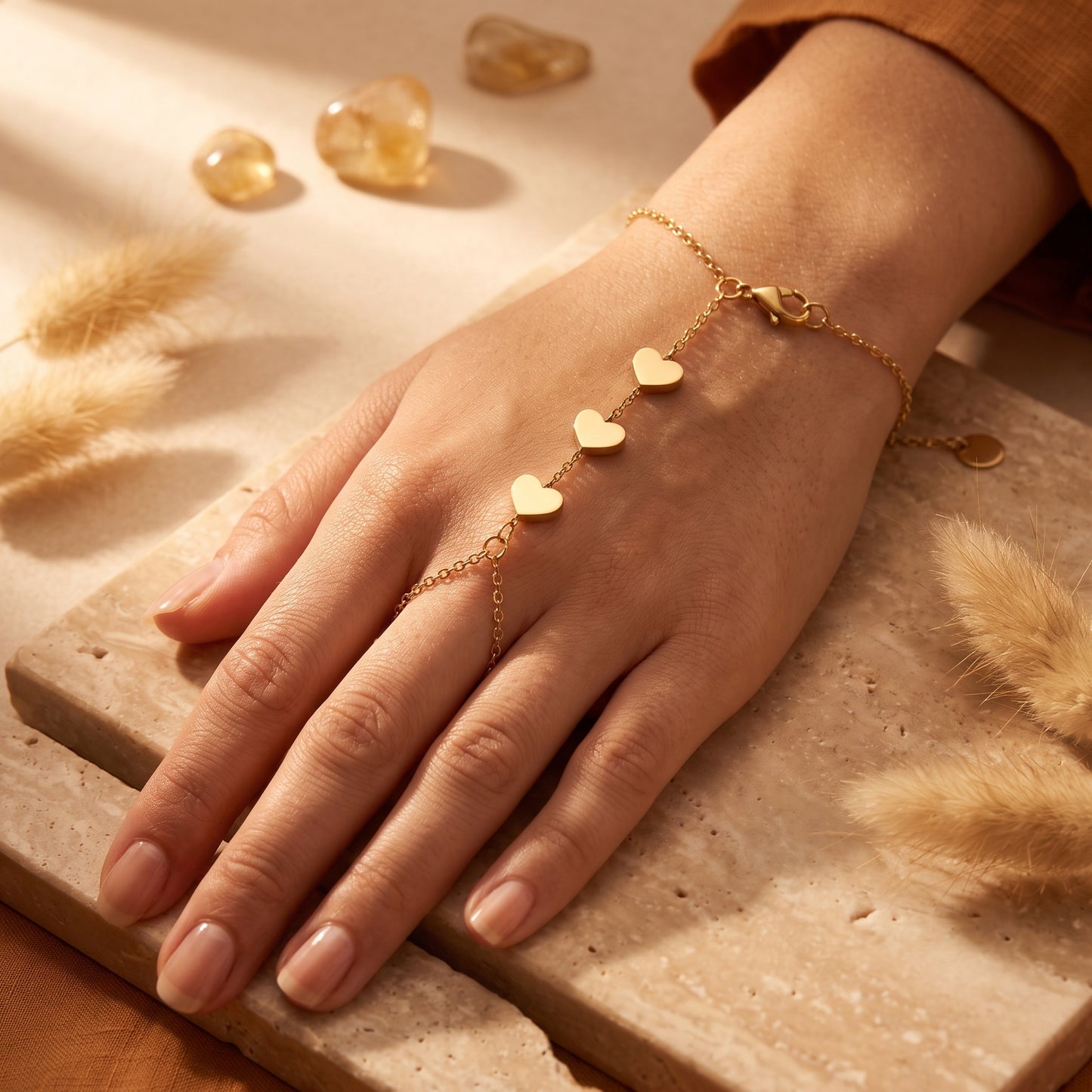 Die Amora-Herz-Fingerkette
