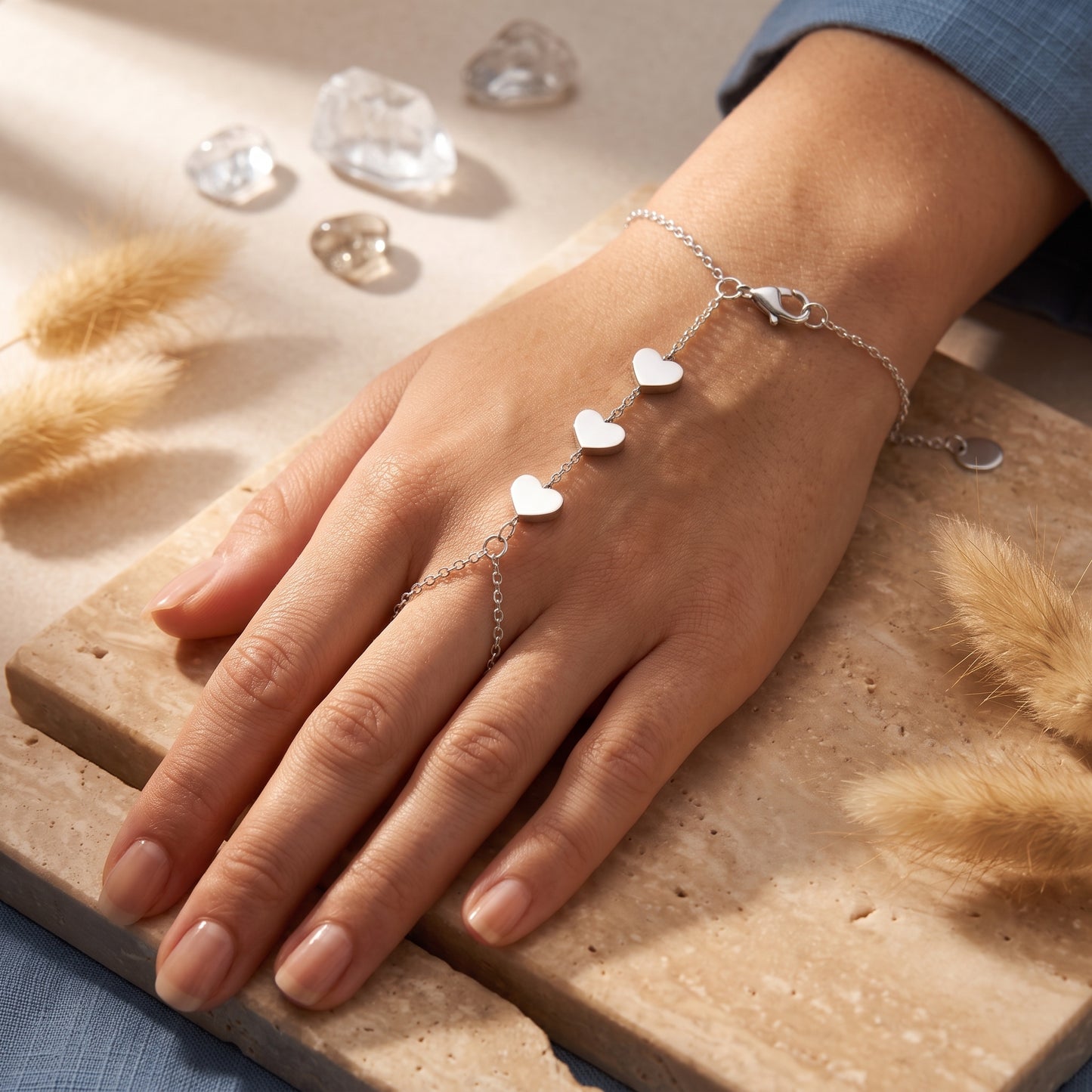 Die Amora-Herz-Fingerkette