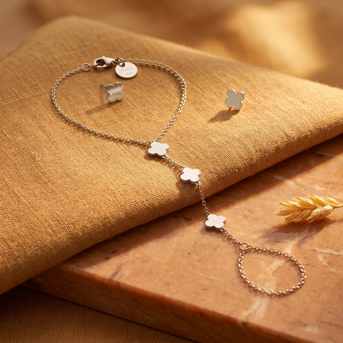 Die Elysia Clover Fingerkette