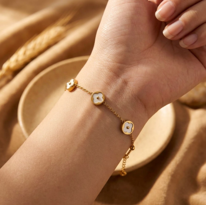 Das Livia Blumenarmband